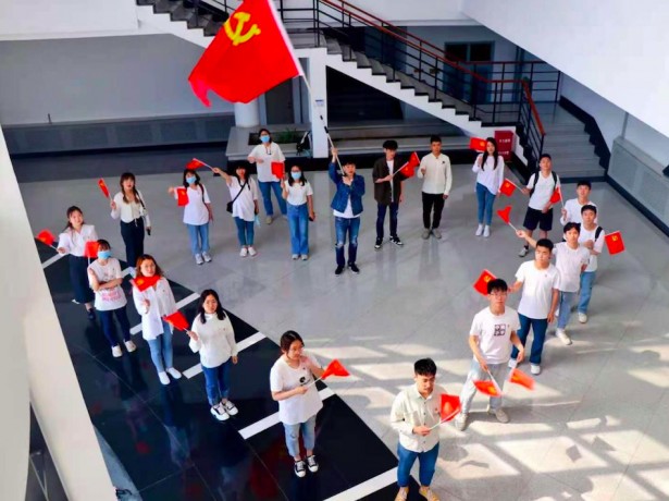 澳门银银河7163组织师生观看庆祝中国共产党成立100周年大会