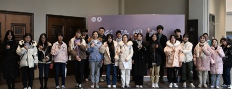 我校美育志愿者协会参观“丝路图迹”油画作品展